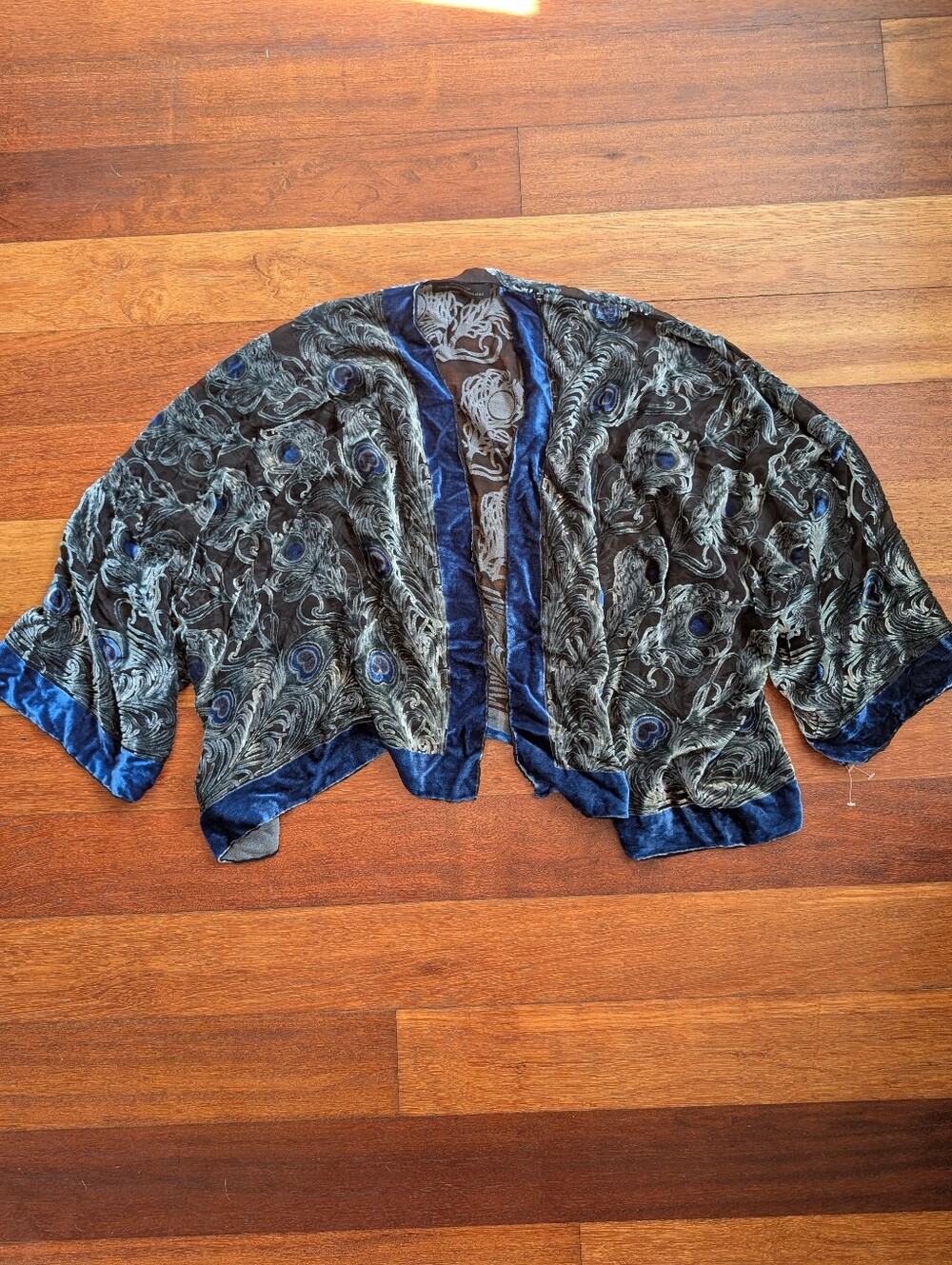 Metropolitan Museum Of Art Cropped Cardigan Wrap Peacock Feather In Blue Silk